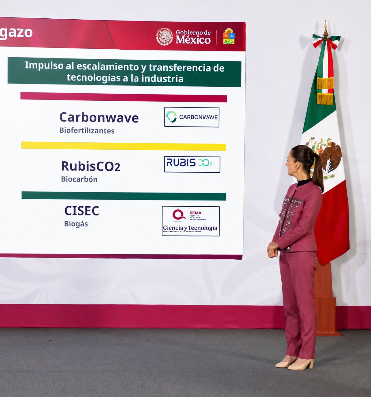 President Claudia Sheinbaum views a government presentation highlighting Carbonwave and its Sargassum-derived biofertilizers as part of Mexico’s technology and circular economy initiatives.
